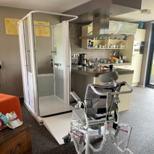 Rolstoel zorgdouche met rolstoel in keuken